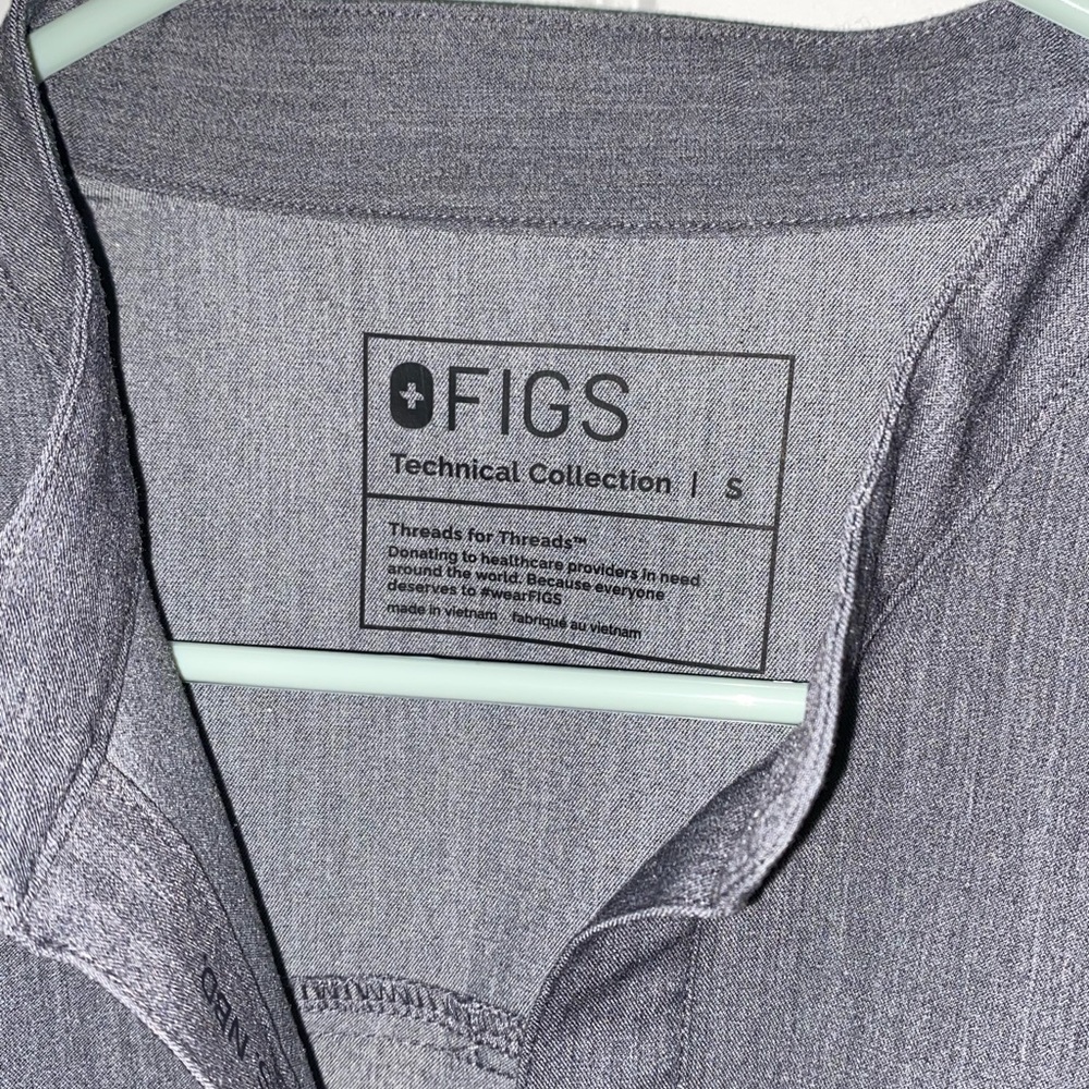 FIGS Women's Graphite Rafaela Top - Picture 3 of 3